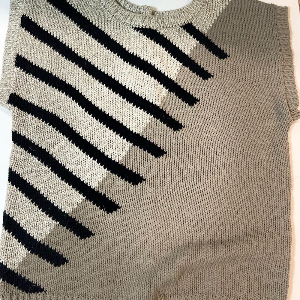 Striped Knit Sleeveless Sweater Size M